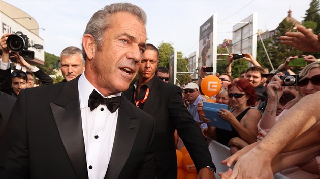 Herec Mel Gibson se zdrav s fanouky (4. ervence 2014).