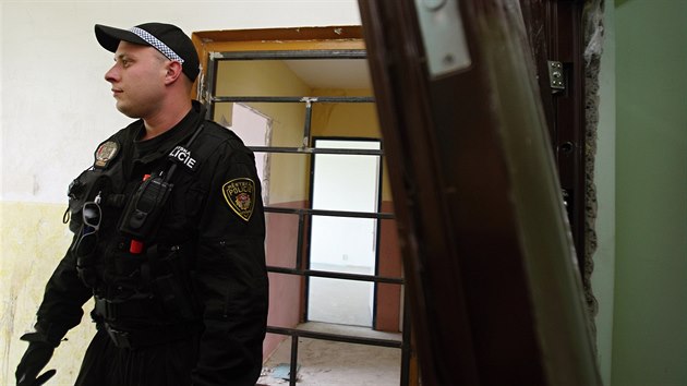 Mstsk policista na kontrole zdevastovanho domu v Janov