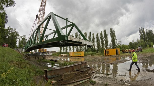 Usazování mostu pro novou cyklostezku v Plzni Doubravce.