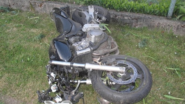 Motork vrazil v Sudomicch na Tborsku do plotu s betonovou podezdvkou.