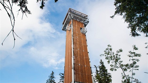 Nová rozhledna Špičák je vysoká 27 metrů.