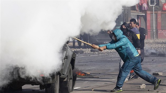 Policie proti demonstraci ryb nasadila i slzn plyn. (2. ervence 2014)