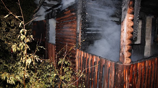 Uprosted les nedaleko Brumova-Bylnice vzplla devn chatka, poplen mu vyskoil oknem (1. ervence 2014).