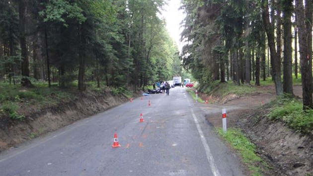 Srka motocyklu s cyklistou skonila na Trutnovsku netstm. Dvaaosmdestilet kola na mst zemel (3. ervence 2014).