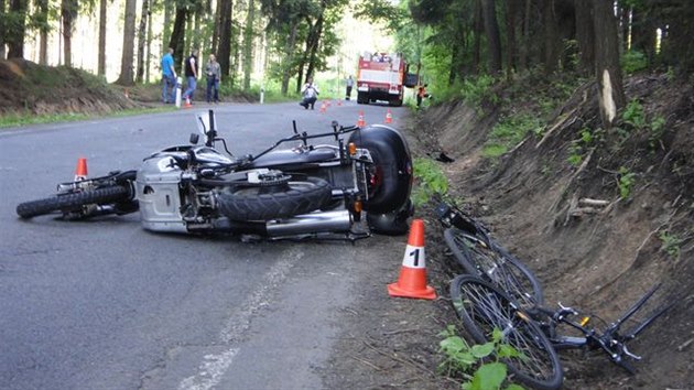 Srka motocyklu s cyklistou skonila na Trutnovsku netstm. Dvaaosmdestilet kola na mst zemel (3. ervence 2014).