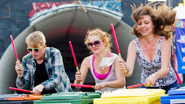 Nvtvnci se bavili vemonmi ztetnostmi. Na snmku festivalov hra na popelnice.