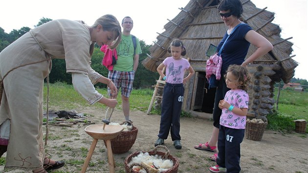 Návštěvníci si ve středověké vesničce mohou vyzkoušet různá stará řemesla.
