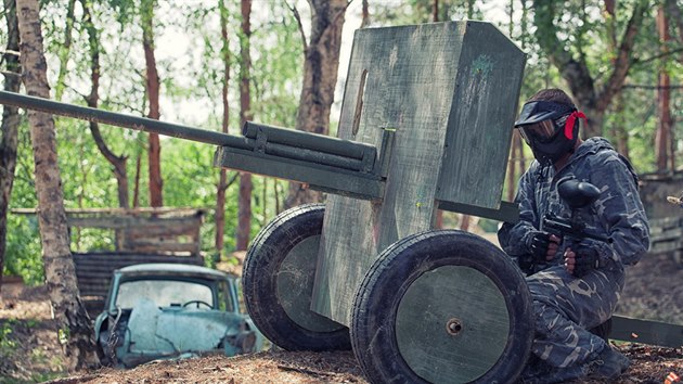 H�i�t� military paintballu o�ivuj� �autentick�" prvky jako trosky, vraky aut a vojensk� techniky.  