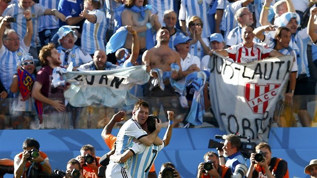 Lionel Messi (vlevo) a Angel di Mara oslavuj ped argentinskmi fanouky gl, kter jejich tm poslal pes vcarsko do tvrtfinle MS.
