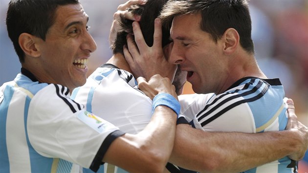 ARGENTINSK RADOST Argentinsk kapitn Lionel Messi (vpravo) objm stelce glu Gonzala Higuna ve tvrtfinle MS proti Belgii. Vlevo je Angel di Mara.