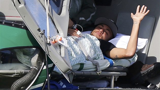 Brazilsk hvzda Neymar zdrav z vojensk helikoptry, kter ho z trninkovho centra v Teresopolosu pepravila do domcho len.
