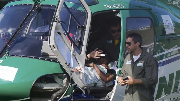 Brazilsk hvzda Neymar ek ve vojensk helikopte, kter zrannho zlonka odnes z trninkovho centra v Teresopolisu do domcho oetovn.