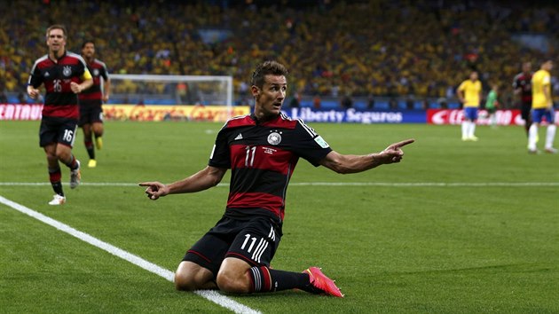 Německý útočník Miroslav Klose slaví druhý gól týmu v semifinále MS proti Brazílii. Celkově na světových šampionátech byl jeho šestnáctý a stal se nejlepším střelcem MS všech dob.