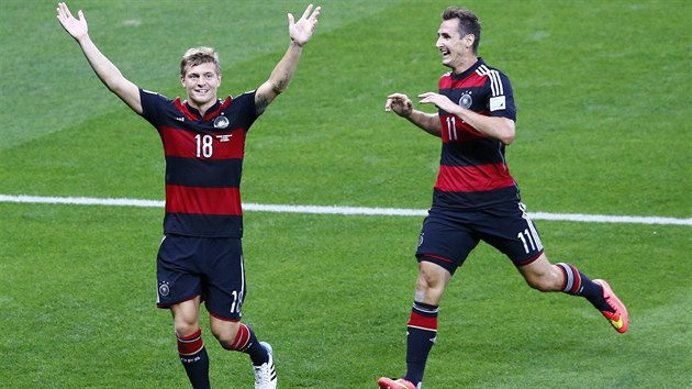 Německý záložník Toni Kroos slaví třetí gól týmu v semifinále MS proti Brazílii. Přibíhá mu gratulovat Miroslav Klose.