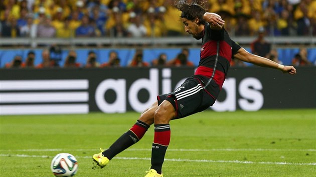 Německý záložník Sammi Khedira střílí v semifinále MS pátý gól týmu do brazilské sítě.