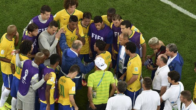 Trenr brazilskch fotbalist Luiz Felipe Scolari si po semifinlovm debaklu 1:7 proti Nmecku svolal hre do kruhu a cosi jim povdal.