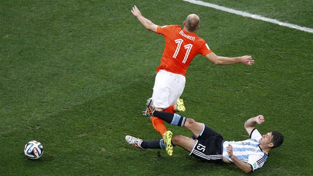 Argentinsk stoper Martin Demichelis skluzem zastavuje nizozemskho zlonka Arjena Robbena v semifinle MS.