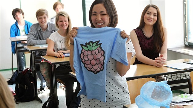 Malina dostala od svch spoluk ze 7.G pznan drek  triko s malinou. Mvme tu studenty na vmnn pobyt. Malina byla vjimen. Bezvadn se sila s kolektivem, nauila se esky, ekla editelka gymnzia Alice Bureov. Po przdninch tam zavtaj studenti z Jin Ameriky.