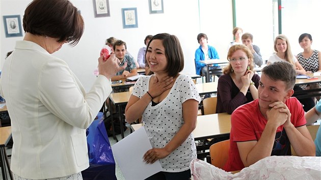 Malina dostala od svch spoluk ze 7.G pznan drek  triko s malinou. Mvme tu studenty na vmnn pobyt. Malina byla vjimen. Bezvadn se sila s kolektivem, nauila se esky, ekla editelka gymnzia Alice Bureov. Po przdninch tam zavtaj studenti z Jin Ameriky.