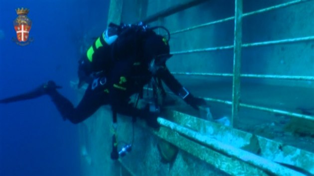 Italsk policie zveejnila podvodn zbry z vraku lodi Costa Concordia.