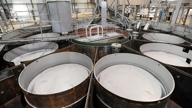 Vrchn� ��st reaktorov� n�doby BN-800 b�hem stavby. Pod otvory �erpadla a dal�� za��zen� se skr�v� �vana�, kter� u� je dnes pln� sod�ku.