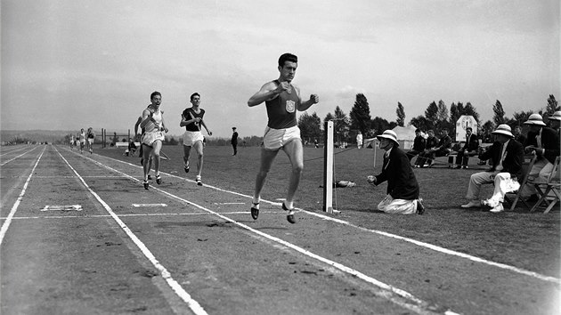 Bhu se Louis Zamperini vnoval i po olympid. Na snmku z 20. kvtna 1939 vyhrl v barvch Jihokarolnsk univerzity zvod v mlovm bhu.