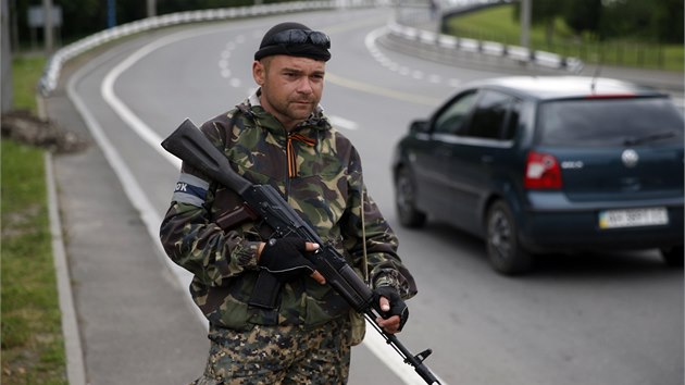 Prorut separatist hldkuj na silnici v Doncku. Do oblastn metropole se stahuj rebelov z mst, kter dobyly ukrajinsk vldn sly. (6. ervence 2014)