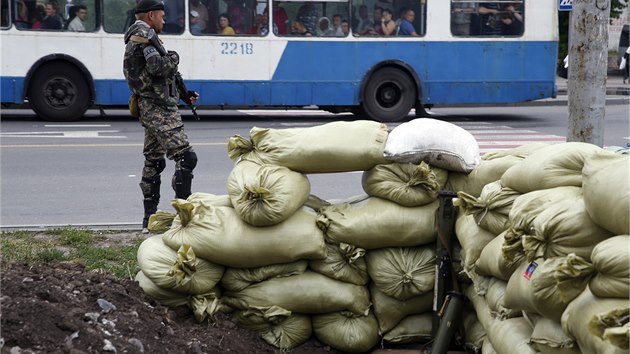 Prorut separatist hldkuj na silnici v Doncku. Do oblastn metropole se stahuj rebelov z mst, kter dobyly ukrajinsk vldn sly. Na kontrolnm stanoviti vlaje vlajka Novoruska. (6. ervence 2014)