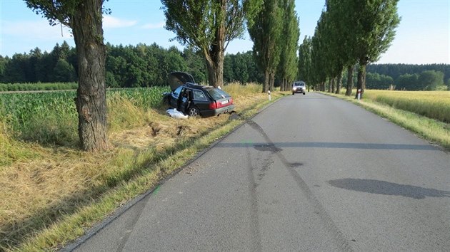 idi audi pravdpodobn nezvldl v pravotoiv zatce zen a bon narazil do stromu.