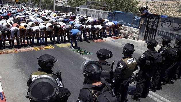 Palestinci, kterm izraelsk policie neumonila vstoupit na Chrmovou horu v Jeruzalm, zahajuj modlitbou postn msc ramadn.