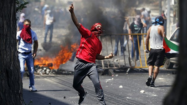 Palestinec hz kmeny na izraelsk policisty bhem pohbu chlapce unesenho z vchodnho Jeruzalma.