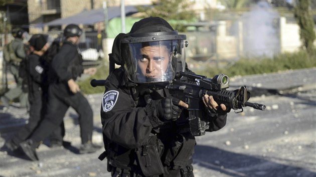 Palestinec hz kmeny na izraelsk policisty bhem pohbu chlapce unesenho z vchodnho Jeruzalma.