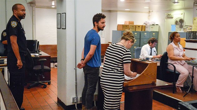 Shia LaBeouf pi proputn z vazby v New Yorku, kam ho zaveli po napadn divk na Broadwayi.