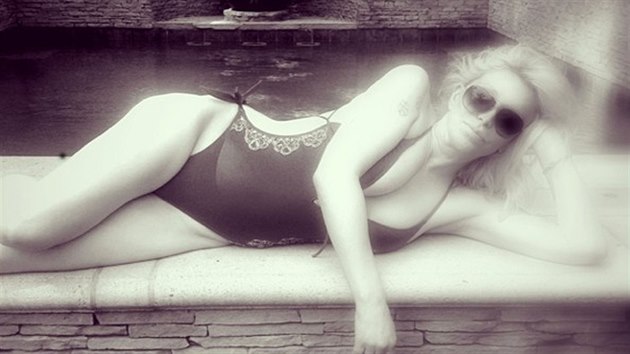 Courtney Love se krtce ped padestkou fotila v plavkch.