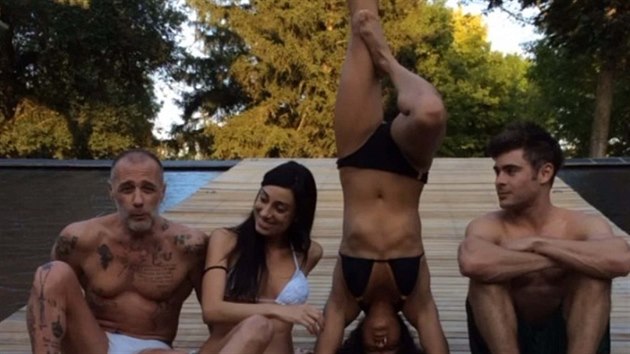 Michelle Rodriguezov pedvedla stoj na hlav na dovolen se Zakem Efronem a italskmi pteli.