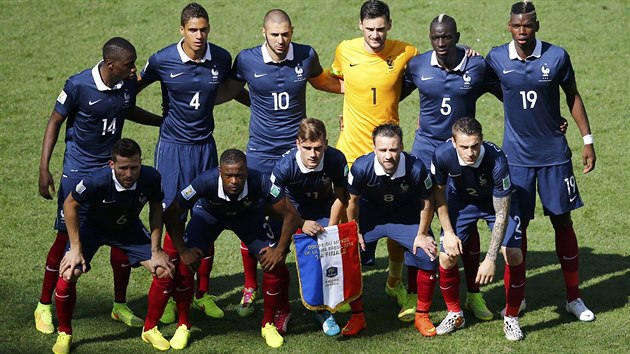 SPOLEČNÉ FOTO PŘED VÝKOPEM. Francouzští fotbalisté pózují před začátkem čtvrtfinále mistrovství světa proti Německu.