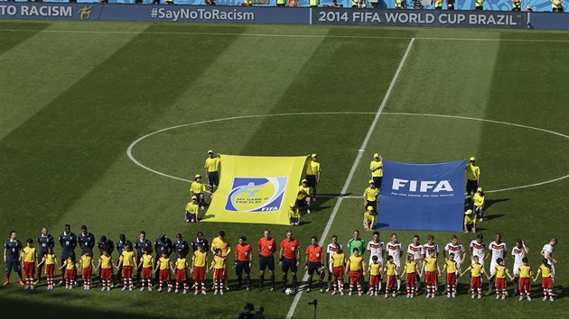 A JDE SE NA TO. Francouzští a němečtí fotbalisté nastupují před úvodním čtvrtfinálovým zápasem mistrovství světa 2014. Následující minuty rozhodnou, kdo půjde dál, a kdo skončí.