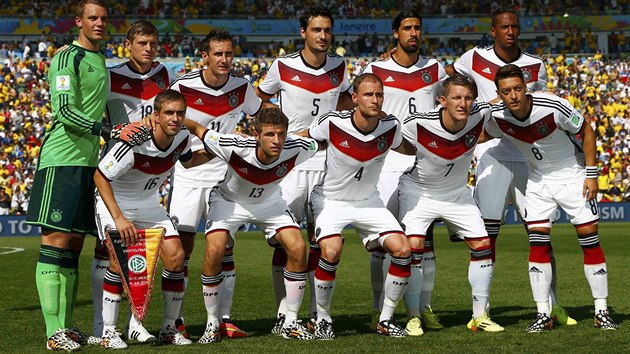 A JEŠTĚ DRUHÉ MUŽSTVO. Také němečtí fotbalisté mají společný týmový snímek.