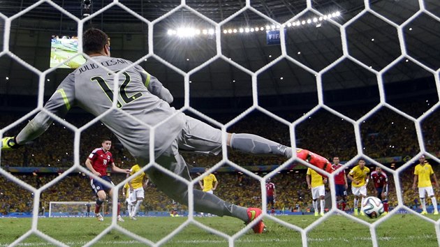 NA ŠPATNOU STRANU. Brazilský gólman Julio Cesar se vrhl po své levé ruce, míč letěl na druhou stranu. Kolumbie tak ve čtvrtfinále snížila na 1:2.