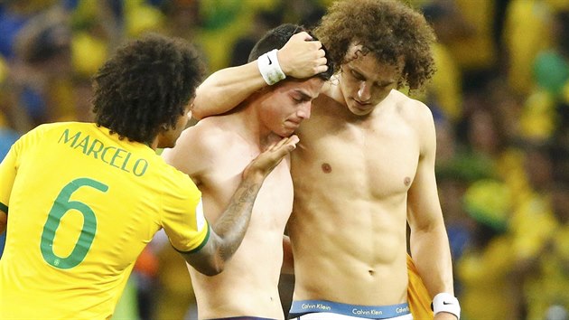 DOBOJOVNO! spnj brazilt fotbalist Marcelo a David Luiz utuj zklamanho Jamese Rodrigueze. Jeho Kolumbie na turnaji dohrla.