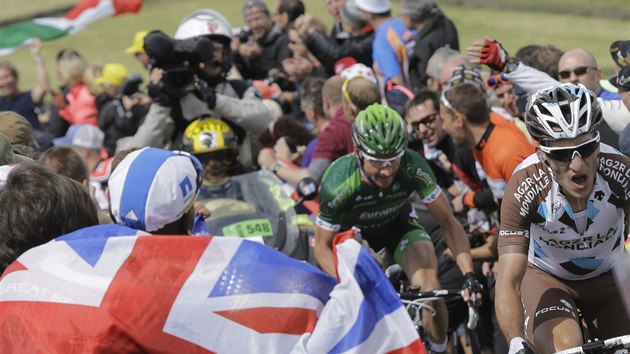 BRITSK PODPORA. Divci v Yorkshiru povzbuzuj cyklisty bhem druh etapy Tour de France. 