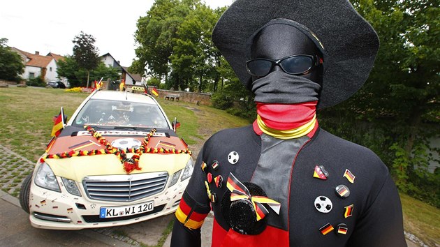 Velk fanouek nmeck fotbalov reprezentace Marcel Klingbiel voz zkaznky ve speciln vyzdobenm taxku.