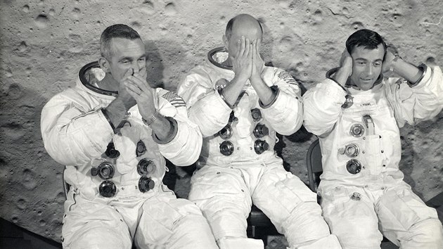 Posádka Apolla 10 pózuje pro novináe.