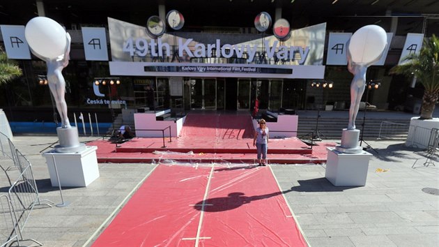 Před karlovarským hotelem Thermal je už položený červený koberec. Přípravy na 49. ročník Mezinárodního filmového festivalu Karlovy Vary vrcholí.