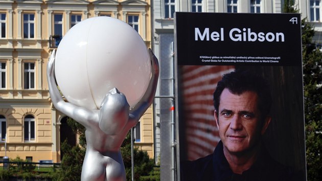 Festivalový poutač upozorňuje na hlavní hvězdu Mela Gibsona. Přípravy na 49. ročník Mezinárodního filmového festivalu Karlovy Vary vrcholí.