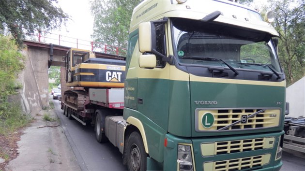 Mezi Dolnm Rychnovem a Citicemi se kamion s pracovnm strojem neveel pod most.
