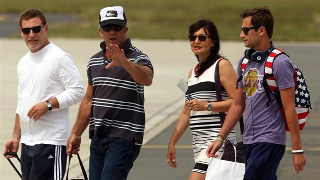 Mel Gibson po příletu na karlovarské letiště.