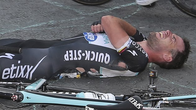 Mark Cavendish po pdu ve spurtu prvn etapy Tour de France