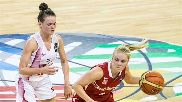 Česká mládežnická reprezentantka Karolína Malečková (vpravo) se pokouší obejít maďarskou protivnici.