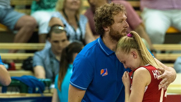 Česká mládežnická reprezentantka Petra Holešínská se nechává utišit trenérským asistentem Robertem Landou, tým z MS do 17 let medaili nevybojoval.